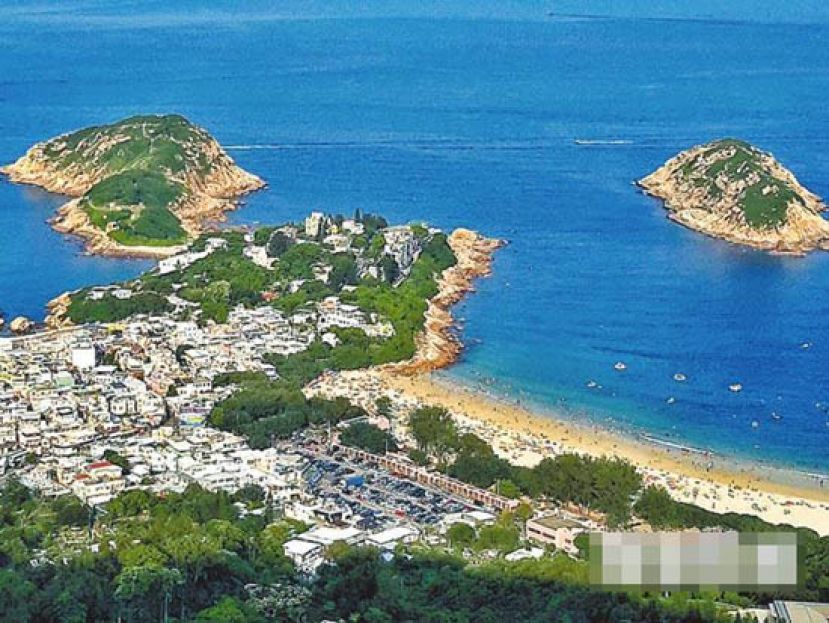龙脊上俯瞰石澳半岛、五分洲和大头洲，碧海蓝天，心旷神怡。