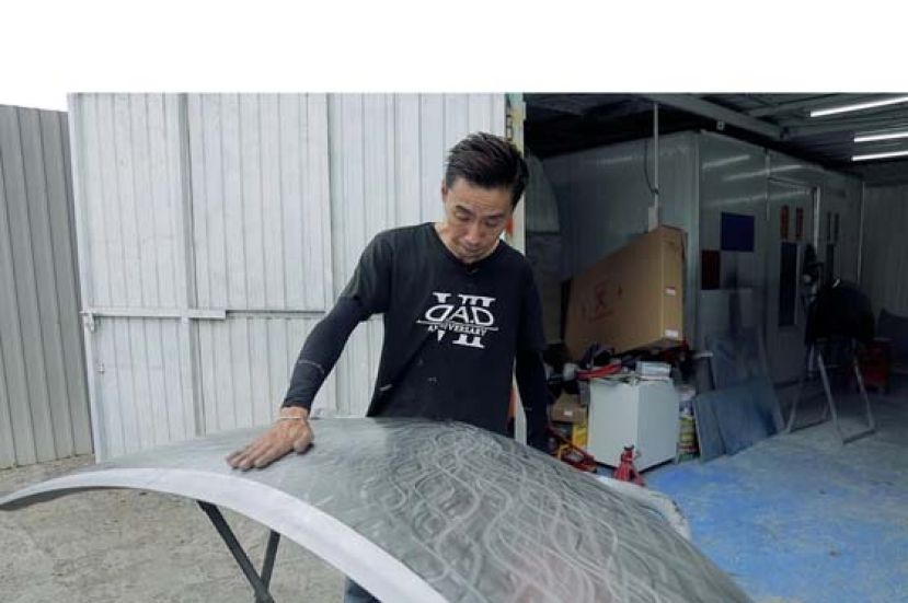 阿Man经常自己留在工场练习，还自设喷油房。