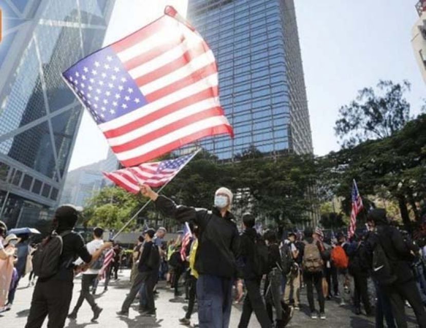 近期在香港游行示威中，有人挥舞外国国旗。