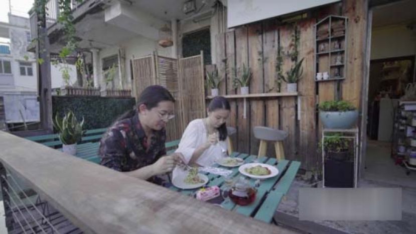 Charlene和Cliff是一对情侣，各自都拥有一份正职，所以餐厅只会在星期六、日开店。