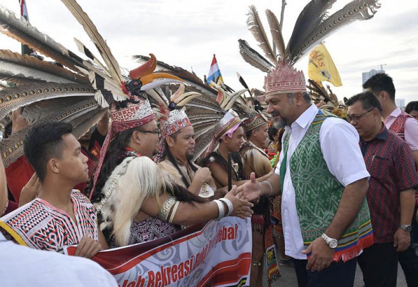 哥宾星参加民都鲁配合达雅节举行的“领袖与民同在”活动。