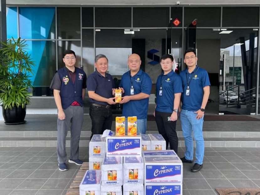 琪琳冷藏食品（马）有限公司集团总经理郑语综（左二）移交赞助品予林青团长林学定.