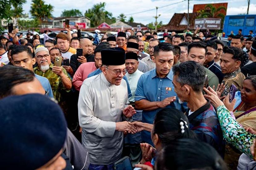 ●首相安华出席“与首相开斋宴”活动上与民众亲切互动。