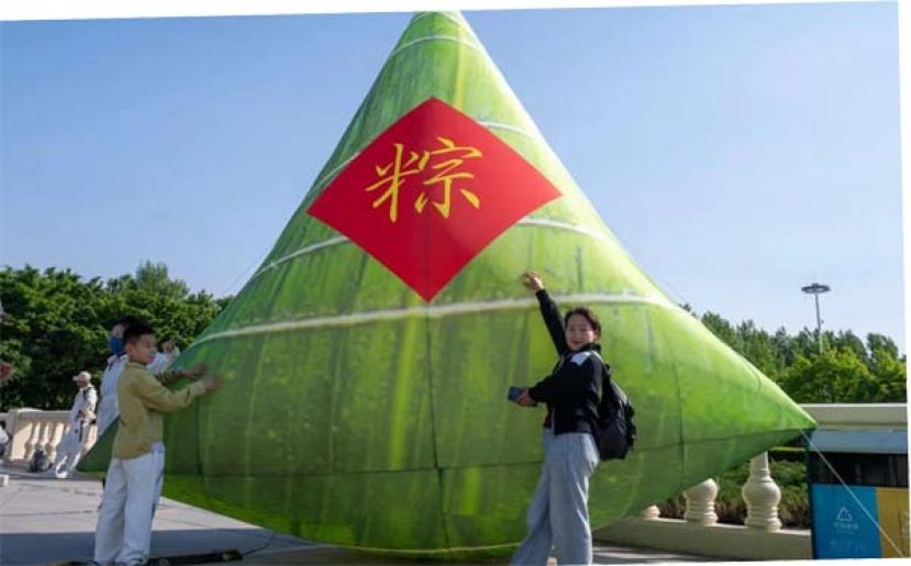 哈尔滨太阳岛风景区的大棕子吸引游客拍照。