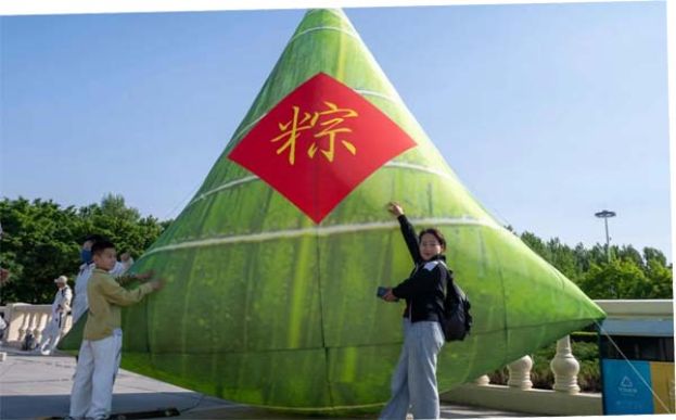 哈尔滨太阳岛风景区的大棕子吸引游客拍照。