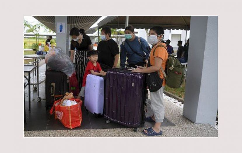 从武汉撤侨完成14天隔离期的部分人欢欢喜喜等待回家。