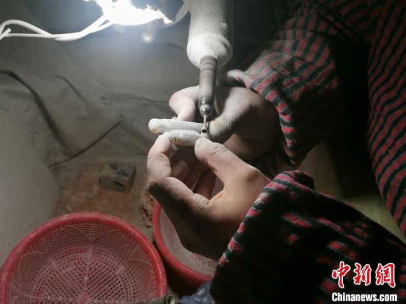 屠娟正在打磨玉器。