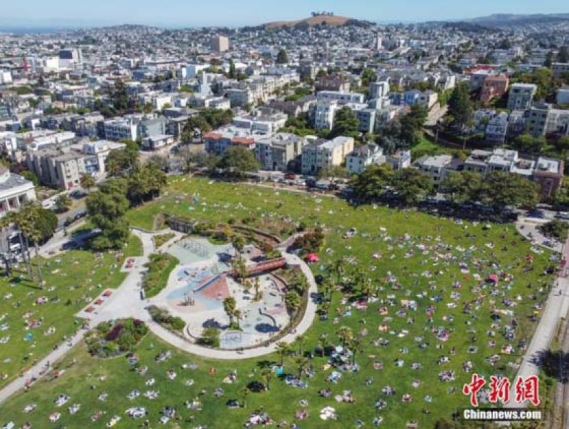 当地时间5月24日，美国迎来将士阵亡纪念日长周末，旧金山市民在多洛雷斯公园的草坪上享受加州阳光。很多美国人选择在户外庆祝这个长周末，公共卫生官员担忧，大型聚会可能导致疫情再次暴发。
