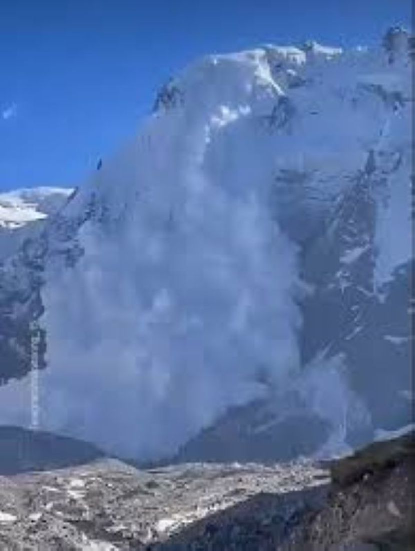 俄国别曾吉峡谷雪崩，11人遇难6人失踪。