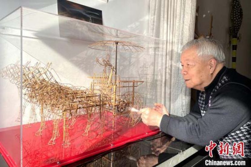 张天伟和他制作的&ldquo;铜车马&rdquo;。