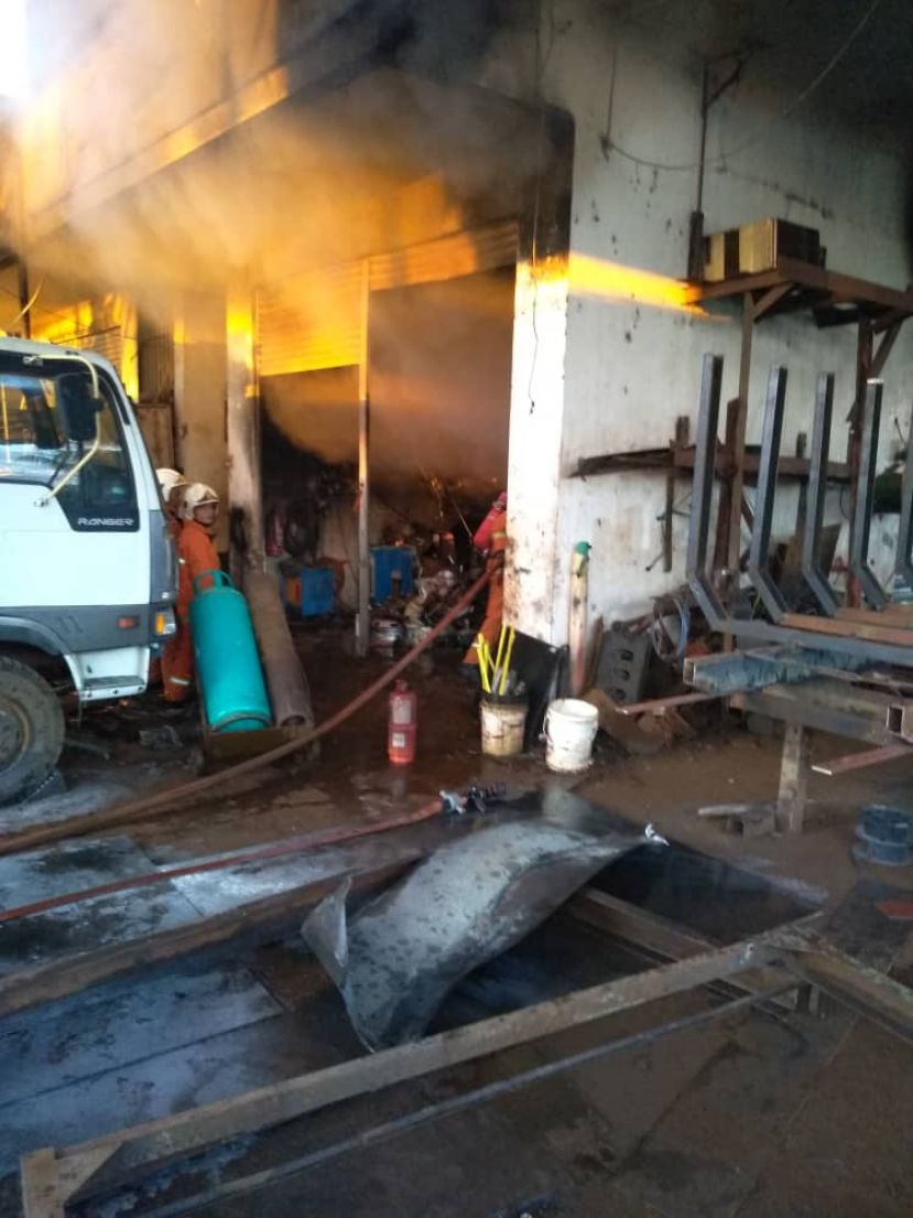 消防人员展开灌救工作.