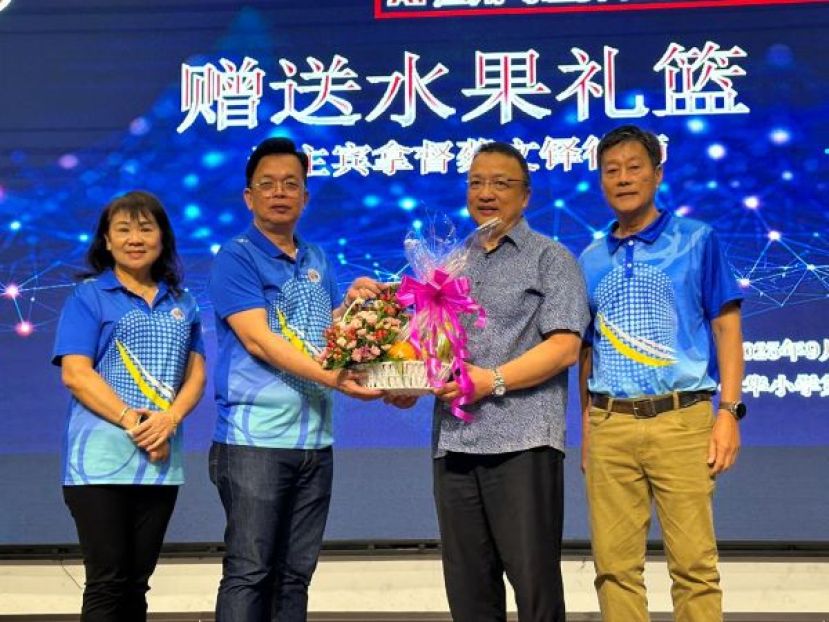 在晋汉连省华小教师会名誉主席兼执行顾问王芍强（右1）及财政朱在珍妹（左1）的陪同下，筹委会主席兼晋汉连省华小教师会主席黄玉祥校长（左2）赠送纪念品于主宾拿督蔡文铎时影。