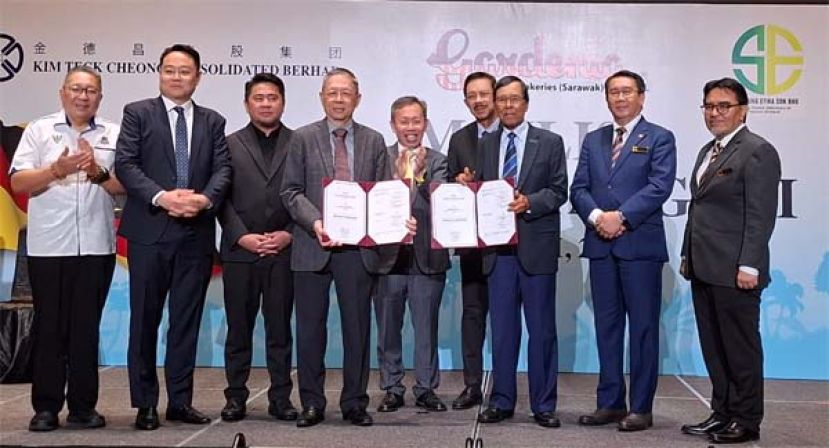 双方签署合作备忘录的大合影。中为砂副总理拿督阿玛沈桂贤、左起为古晋南市市长拿督黄鸿圣、金德昌控股集团执行董事拿督刘威泽、左四为该集团董事总经理拿督刘国城;右二为拿督默哈末汝乃迪。