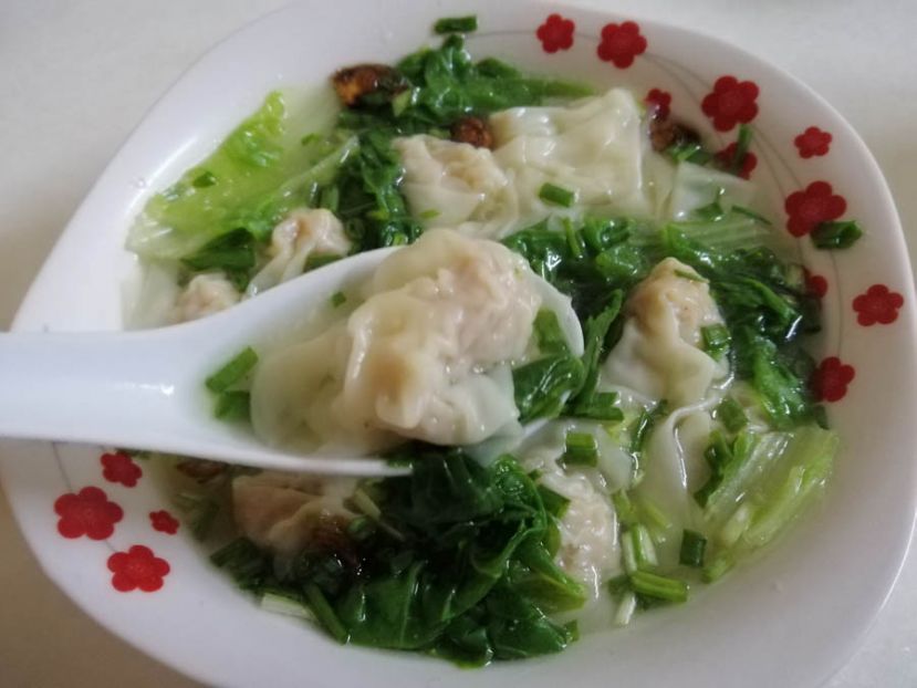 云吞汤皮薄馅嫩，汤清味鲜，很适合大人小孩食用。