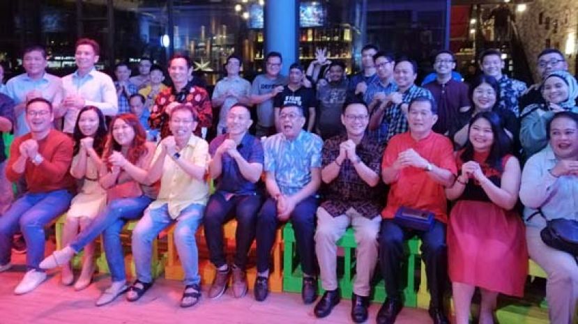 古晋省新闻从业员协会新春晚宴，媒体人与贵宾合影，前排左四为拿督斯里沈桂贤。