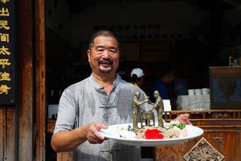 ●能把家乡的美食带到全世界各地，陈君凡心里说不出的满足。