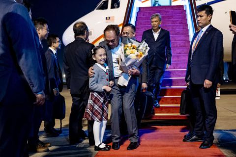 首相安华抵达上海虹桥机场。