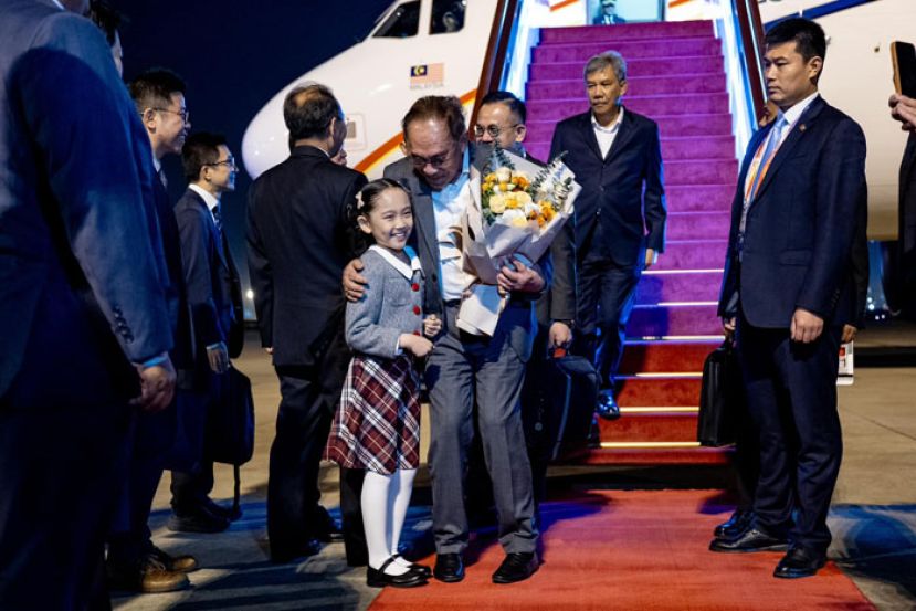 首相安华抵达上海虹桥机场。