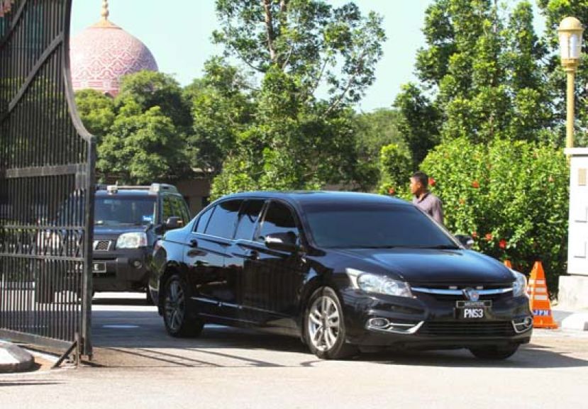 拿督斯里安华的座车离开首相署。