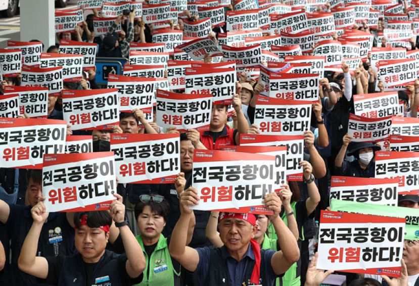 韩国全国机场劳工组织19日在仁川国际机场发起单日的警告性罢工。