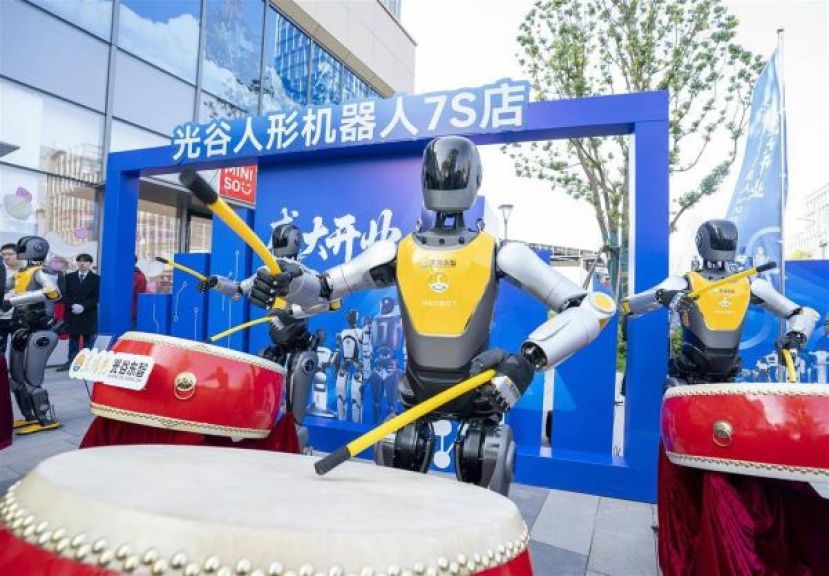 中国首家人形机械人7S店，11日在武汉开业。
