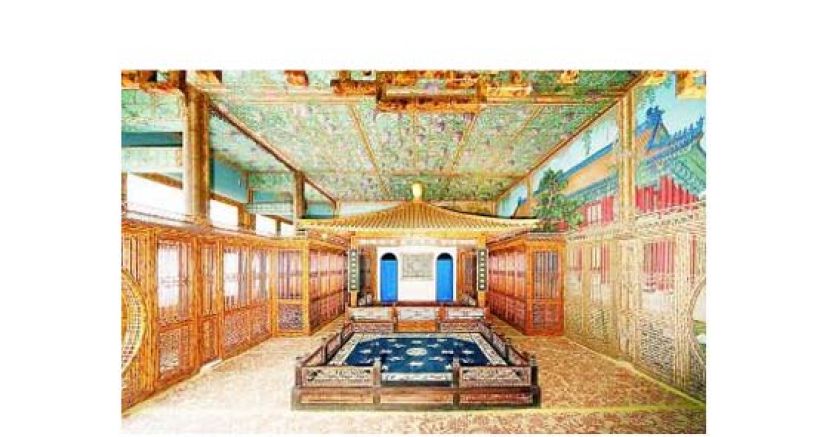 修复后的倦勤斋一角。旁边的殿宇、头顶的藤萝架、四周的竹篱笆，整张通景画形成一个完整的场景，与小戏台浑然一体。