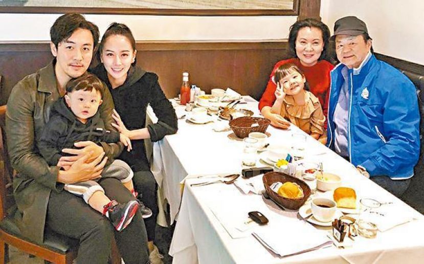 儿子谭俊彦（左）跟老婆育有一子一女，狄龙三代同堂十分开心。