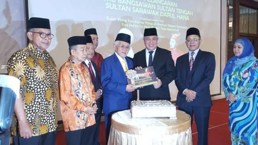 砂州元首敦丕显斯里泰益玛目（右四）在砂副首长兼第二城市发展及资源部长的阿旺登雅（右三）等人的陪同下，为砂拉越达鲁哈纳苏丹登雅马来传统戏剧书籍推展。