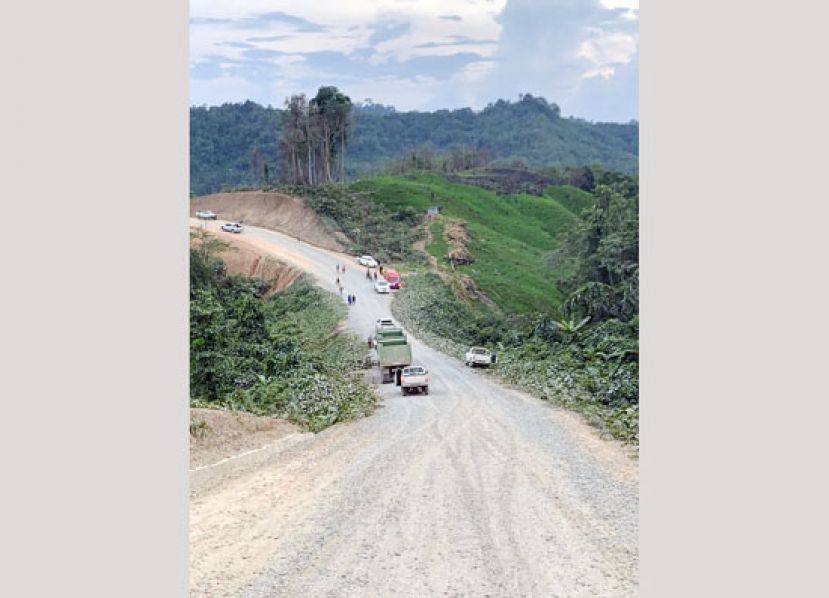 拉让江上游的加帛省发生死亡交通事故，现场山路崎岖。