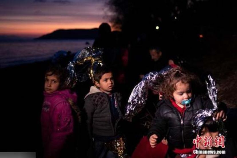 资料图：2020年3月1日，一些来自阿富汗的儿童正在前往土耳其与希腊边境。