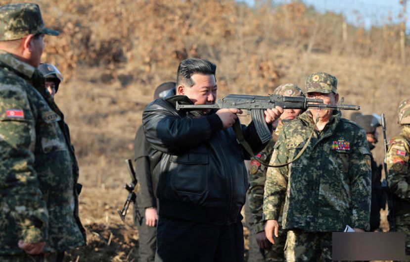 金正恩提起AK-74突击步枪，做出瞄准射击姿势，对于强化战争训练蓄势待发。