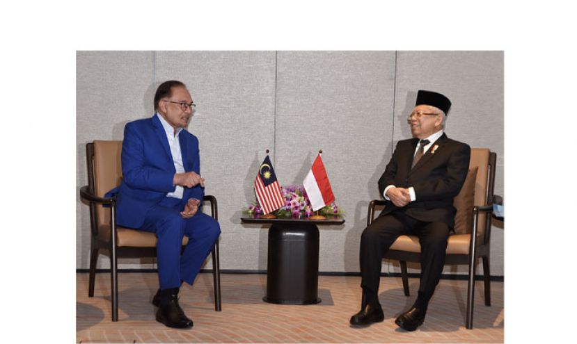 首相安华(左)与印尼副总统马鲁夫举行会谈。