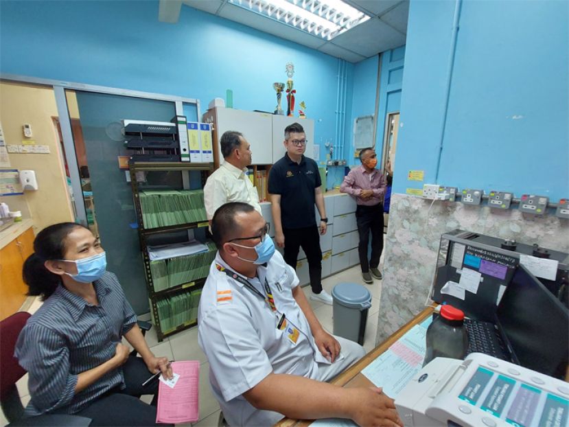 俞利文与团队到访丹那布爹政府政所 改善诊所设备