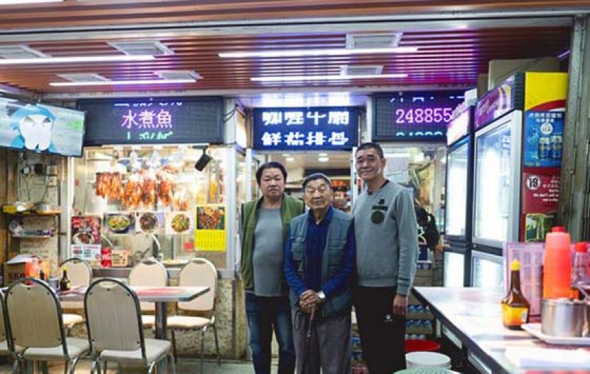 （右至左）伟仪、梁恩及五哥三父子，因为小店经常聚首，感情十分好。