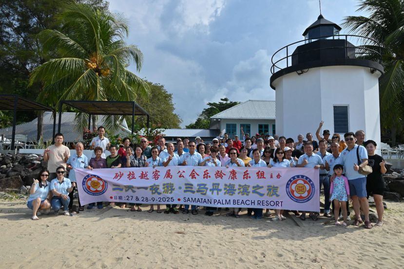 砂拉越客属公会理事、会员与家属齐聚 Sematan Palm Beach Resort，并在现场合影留念，场面温馨热闹。