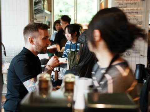 外国游客在贵阳咖啡馆喝咖啡。