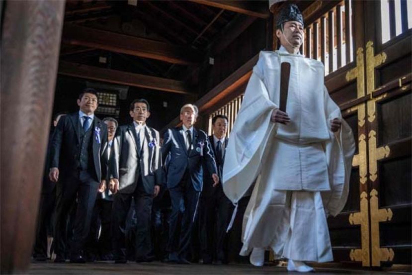 石破茂和高市早苗，向靖国神社供奉供品。