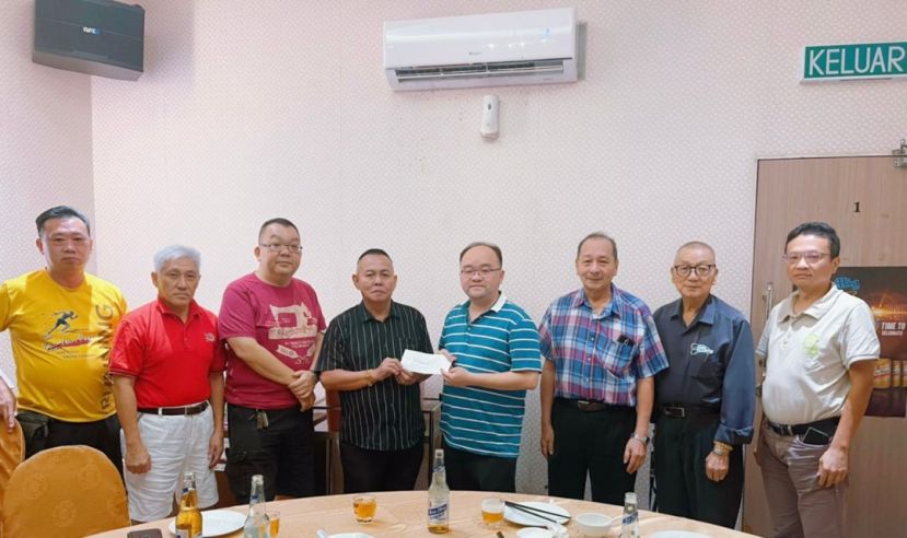 古晋老巴刹民众联谊会会长甲必丹林传政（左4）移交担任晚宴贵宾函件予甲必丹拿督刘思乐（左5）；左起为该会理事吕世新、何健赞、林宗利；右起是蔡润铨、沈云豹及晚宴筹备会主席孙守生。