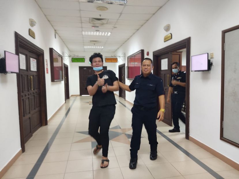 在所住的组屋纵火    男子高高兴兴去坐牢