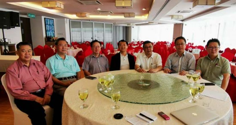 晋汉连省华总会长拿督黄良杰（右三）为华总属下的时势组汇报会总结召开新闻发布会时摄。左起为时势组组员黄庆龙、晋汉连省华总监察主任兼时势组组员张光福、时势组组员郑自勉及拉曼校友会联合总会总会长杨应辉；右起为时势组组员郑志国以及时势组主任甲必丹陈贻贤。