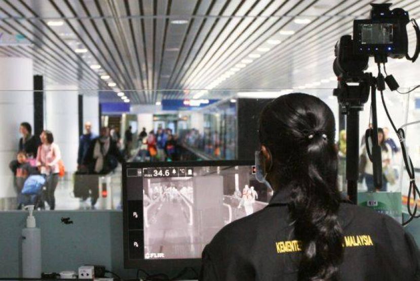 在所有机场严密检查入境者，我国控制肺炎疫情奏效(档案图片)。