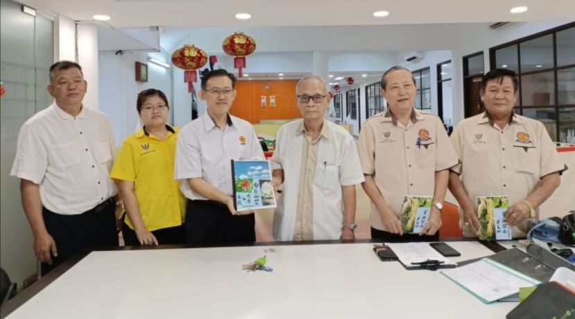 黄纪邻新编著砂妇运一书    赠予人联副主席薛华东