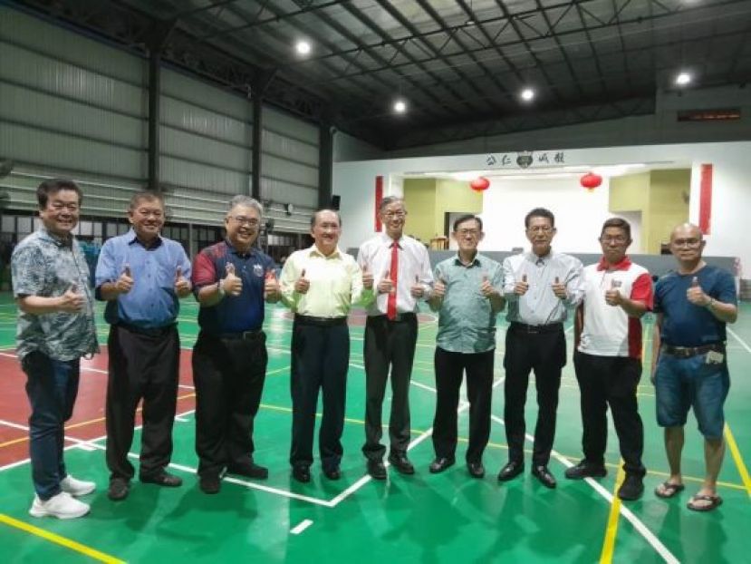 国际行知赏识学会会长曾桂安（中）在古晋第四中学与众人合影；左起为邱盛熙、陈中兴、校长官晨阳、砂曾丘（邱）公会曾瑞明；右起是曾炳财、陈明正、北市行政委员薛华东。