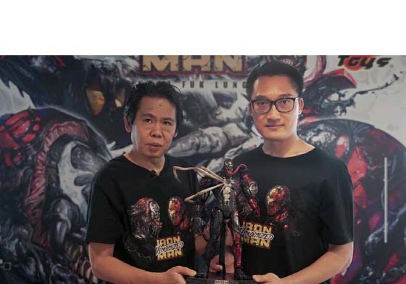 漫画家邱福龙（左）与原型师Joseph首度合作， 联手造出1:6毒魔化Iron Man Figure。