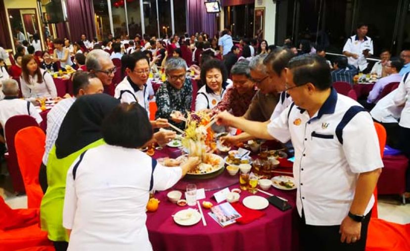 诗巫省华人社区领袖协会会员大会暨新春联欢晚会，邀请砂州教育与科学工艺研究助理部长安华拉拜益（右六），诗巫省长查尔斯萧（右四），诗巫马来社区天猛公拿督旺哈密（右八）齐捞生。右七是华人社区天猛公拿督刘利民，右五是晚宴筹备会主席甲必丹郑荔如。