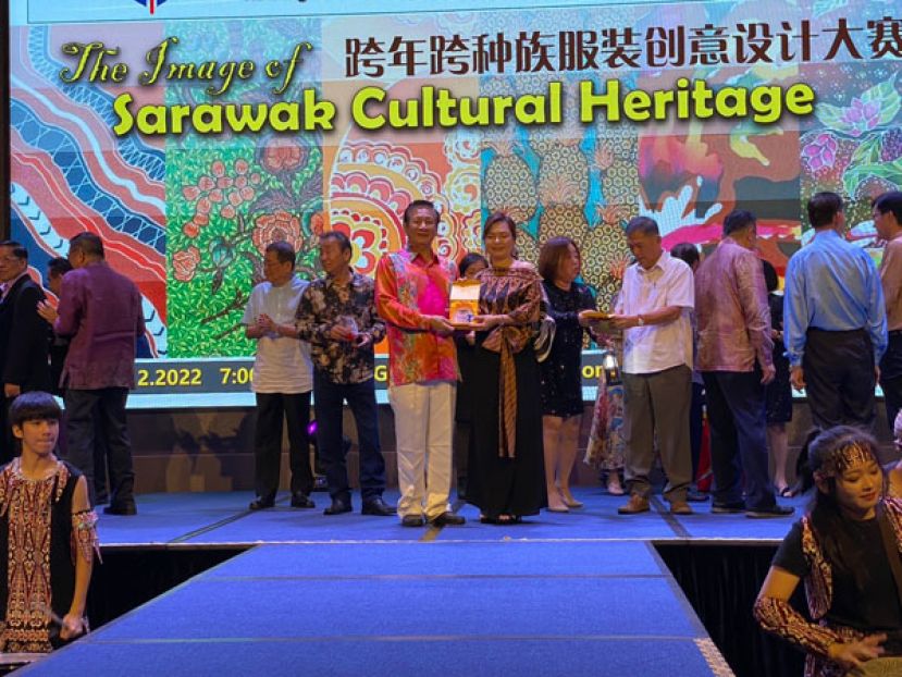 晋汉连省华总妇女组主任张慧娇（右）赠送纪念品予赞助人拿督斯里李祈龙的代表拿督王长福（左）。