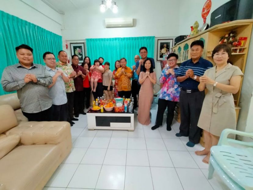 拿督斯里沈桂贤、陈开、拿督龚财兴及众人与拿督陈如飞互祝新年快乐。