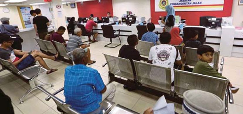 民众涌往陆路交通局处理更新执照和路税事务。