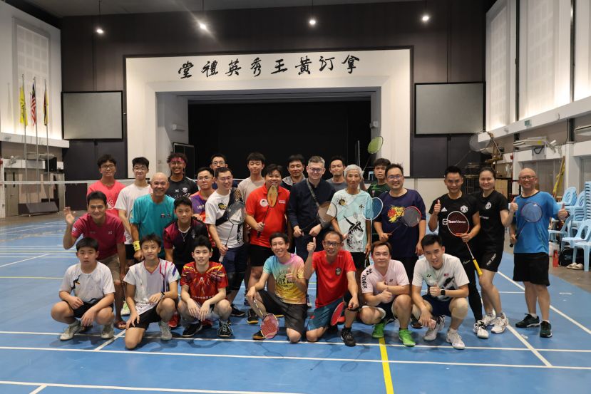 双方球员在赛前合影。第二排右4为 砂行动党国州议员张健仁  、右5为署理会长何爱民、右6为古晋市国会议员俞利文；第二排左5为三中校友会会长李闯何、左6为砂行动党社青团财政王恭宇。