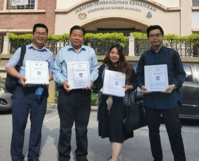 砂医总三名代表江邦忠（左起）、江宗兴、江邦发（右1）考获国家级行业高级导师认证（TVET-i）文凭与导师李沅芷合影。